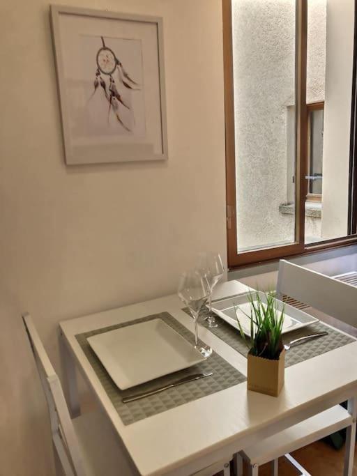 Apartamento Studio Vue Sur La Roche, Au Calme Moustiers #1 Exterior foto